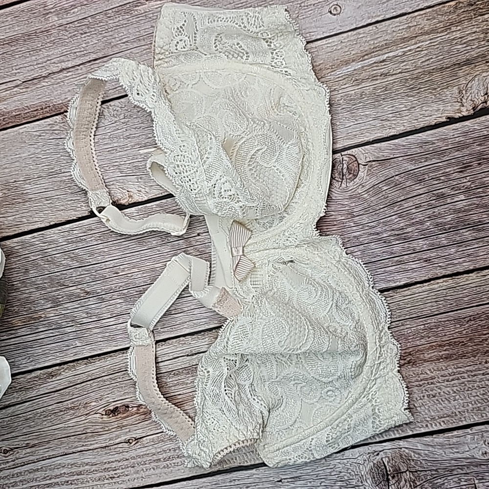 NEW THREE PLAYTEX LINED UNDERWIRE BRAS - Picture 6 of 15